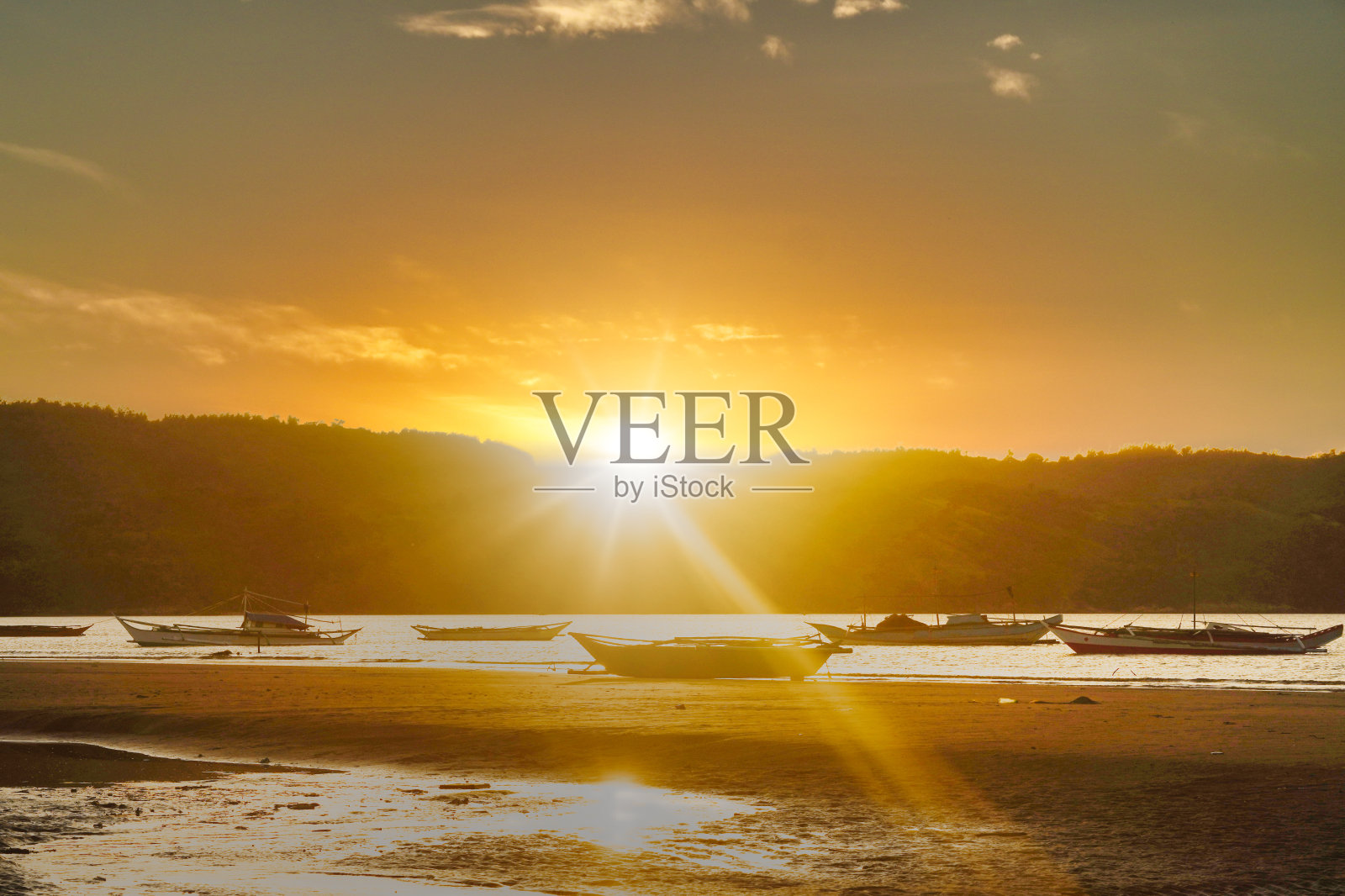 菲律宾的东方民都罗岛，黎明时分，传统的渔船在海湾里照片摄影图片