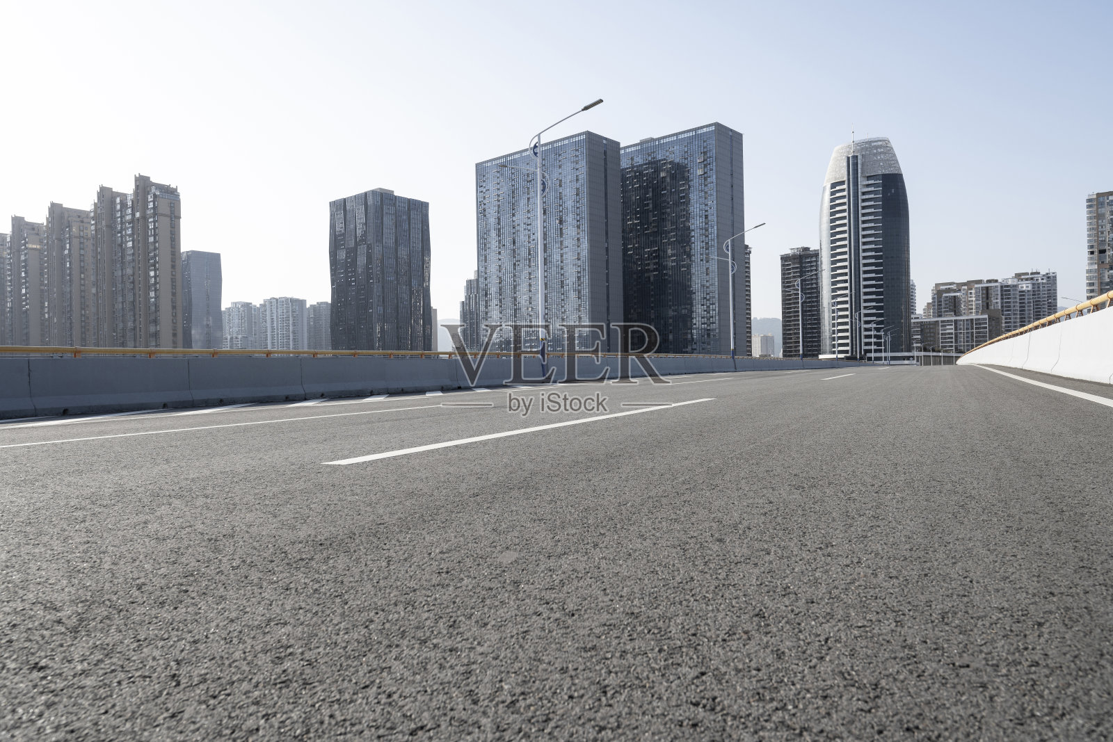 现代城市里空荡荡的停机坪照片摄影图片