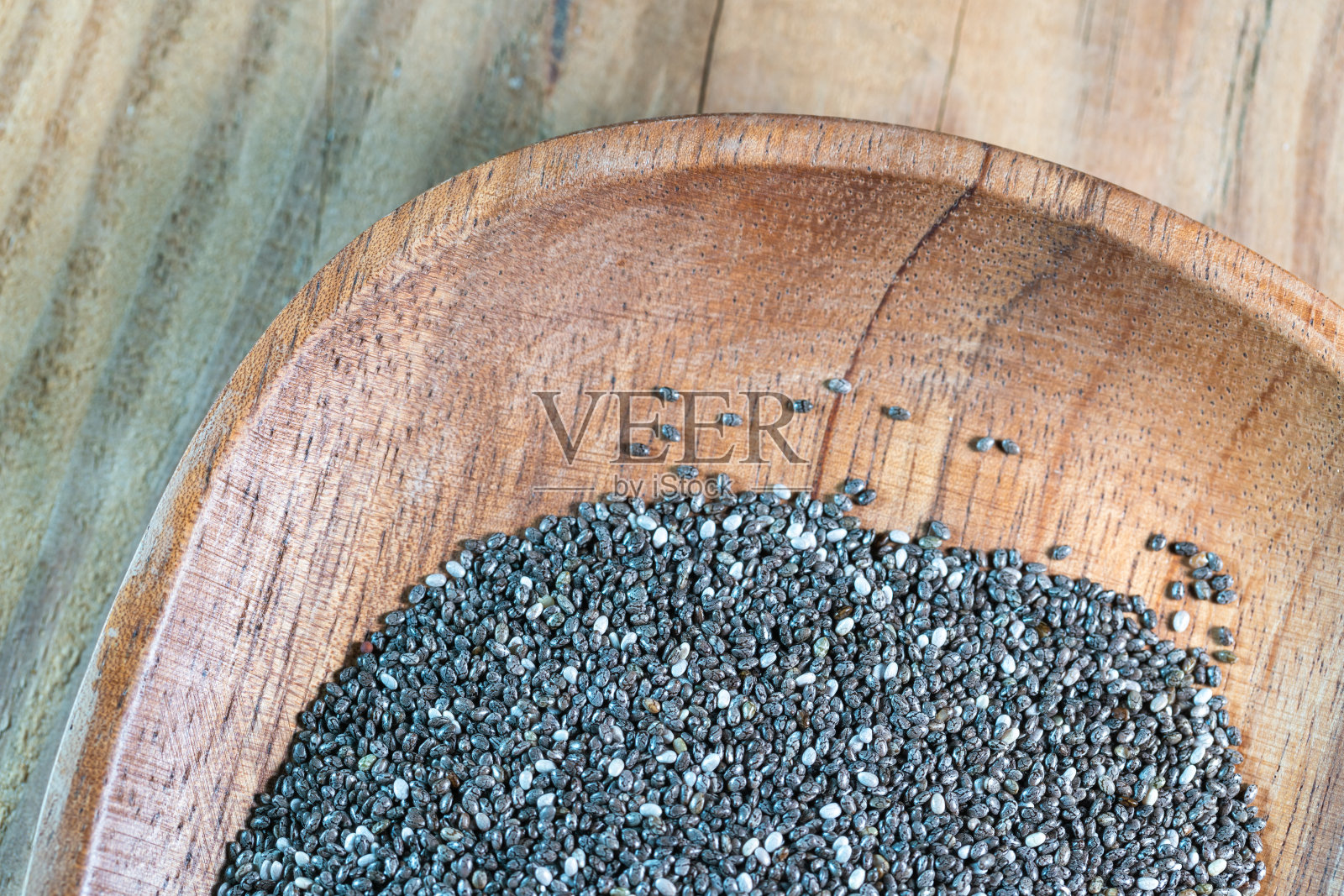 木桌上的奇亚籽麦片照片摄影图片