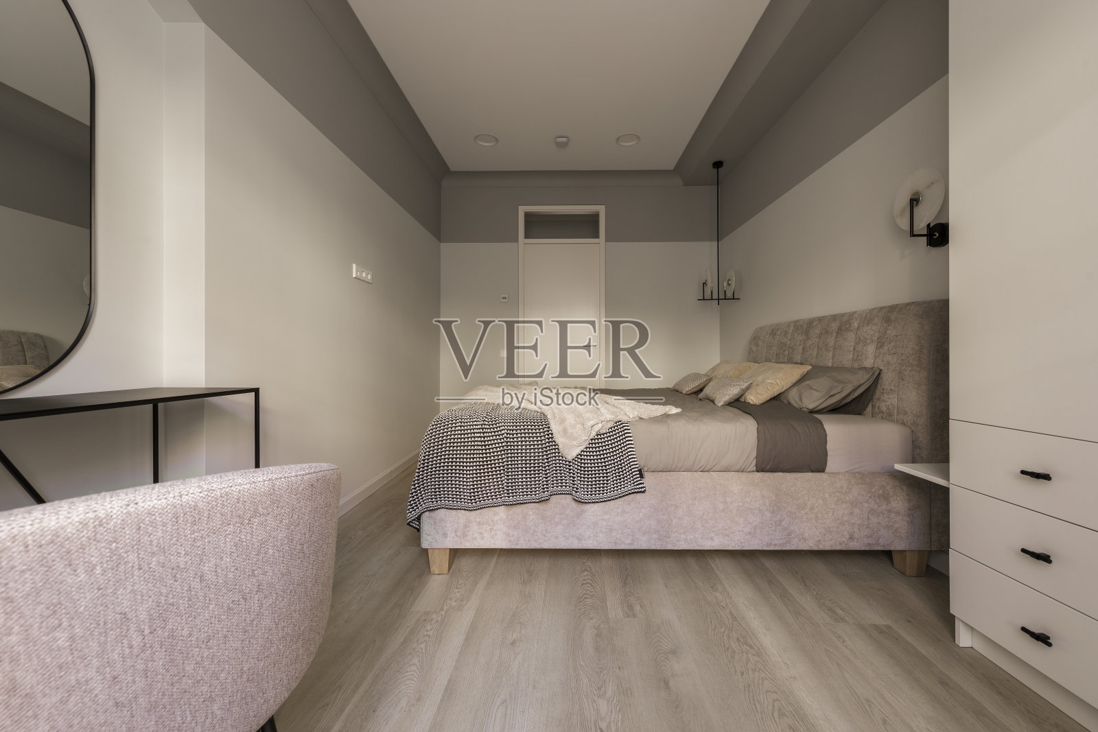 现代卧室室内柔和的颜色。时尚简约的室内概念照片摄影图片