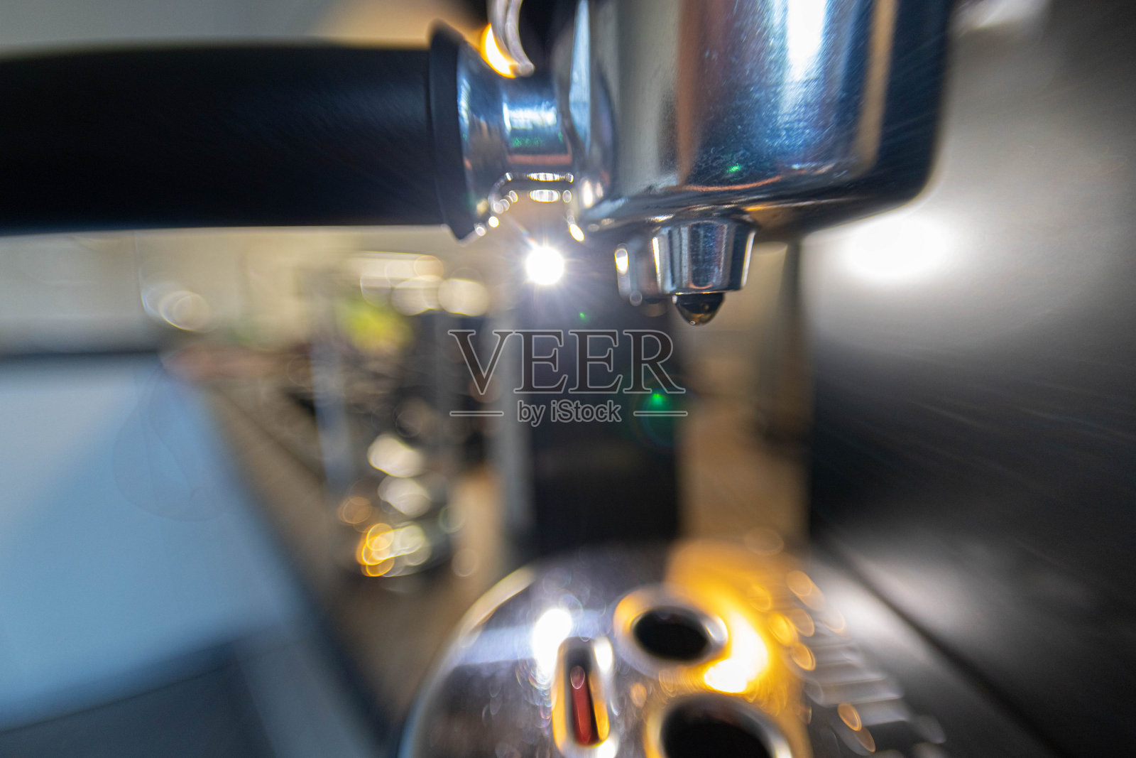 摘要模糊图像的一个咖啡机在厨房照片摄影图片