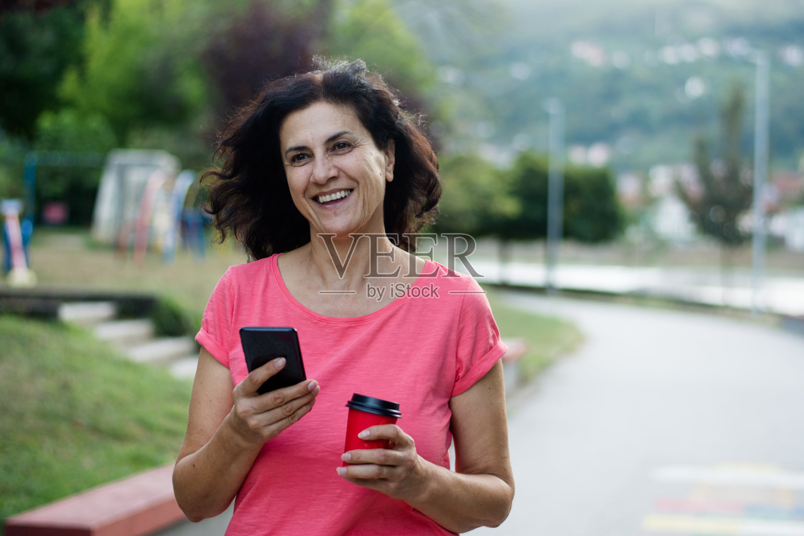 一位年长的女性正在使用她的智能手机照片摄影图片