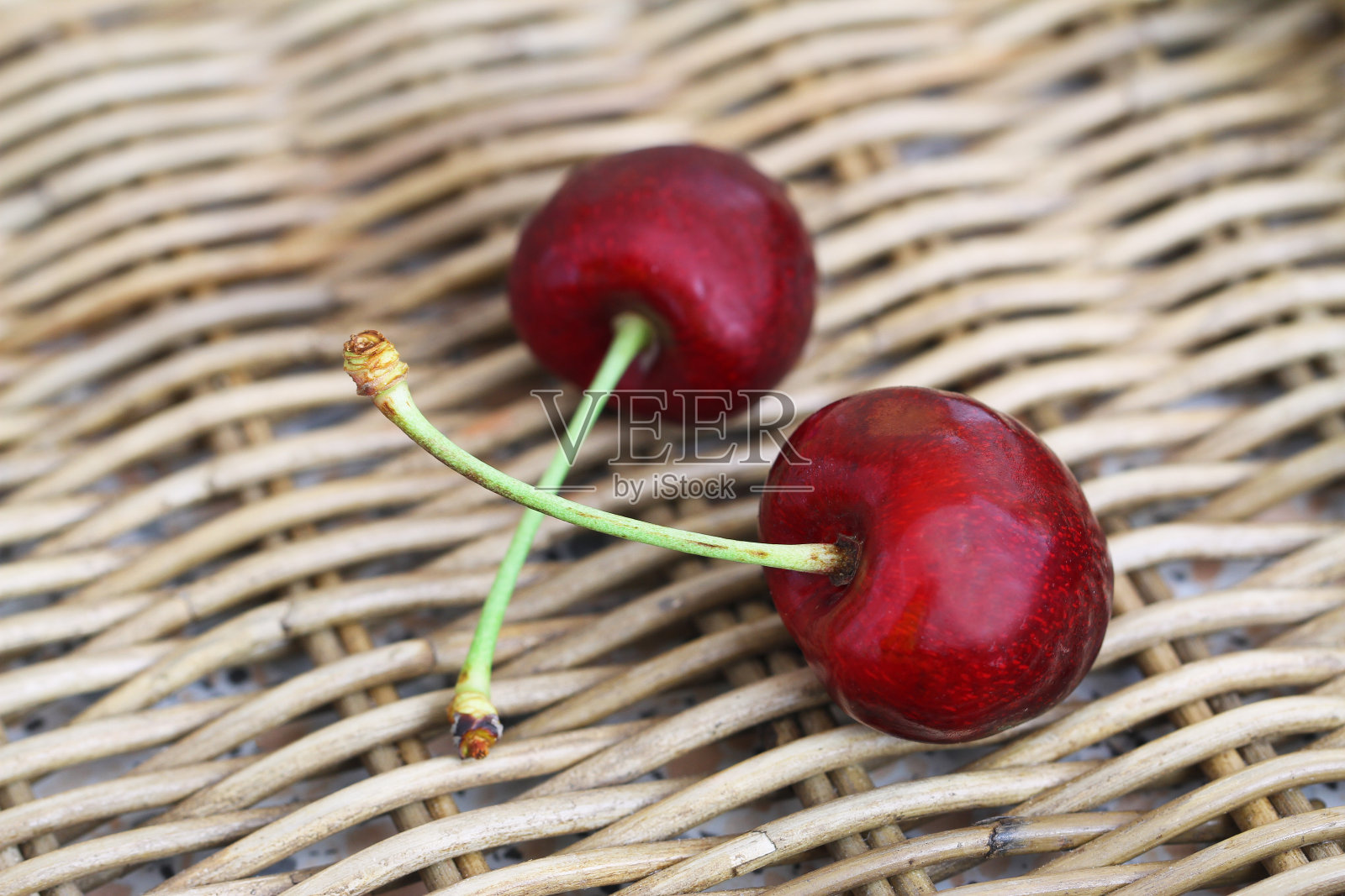 两个甜樱桃在柳条表面与复制空间照片摄影图片