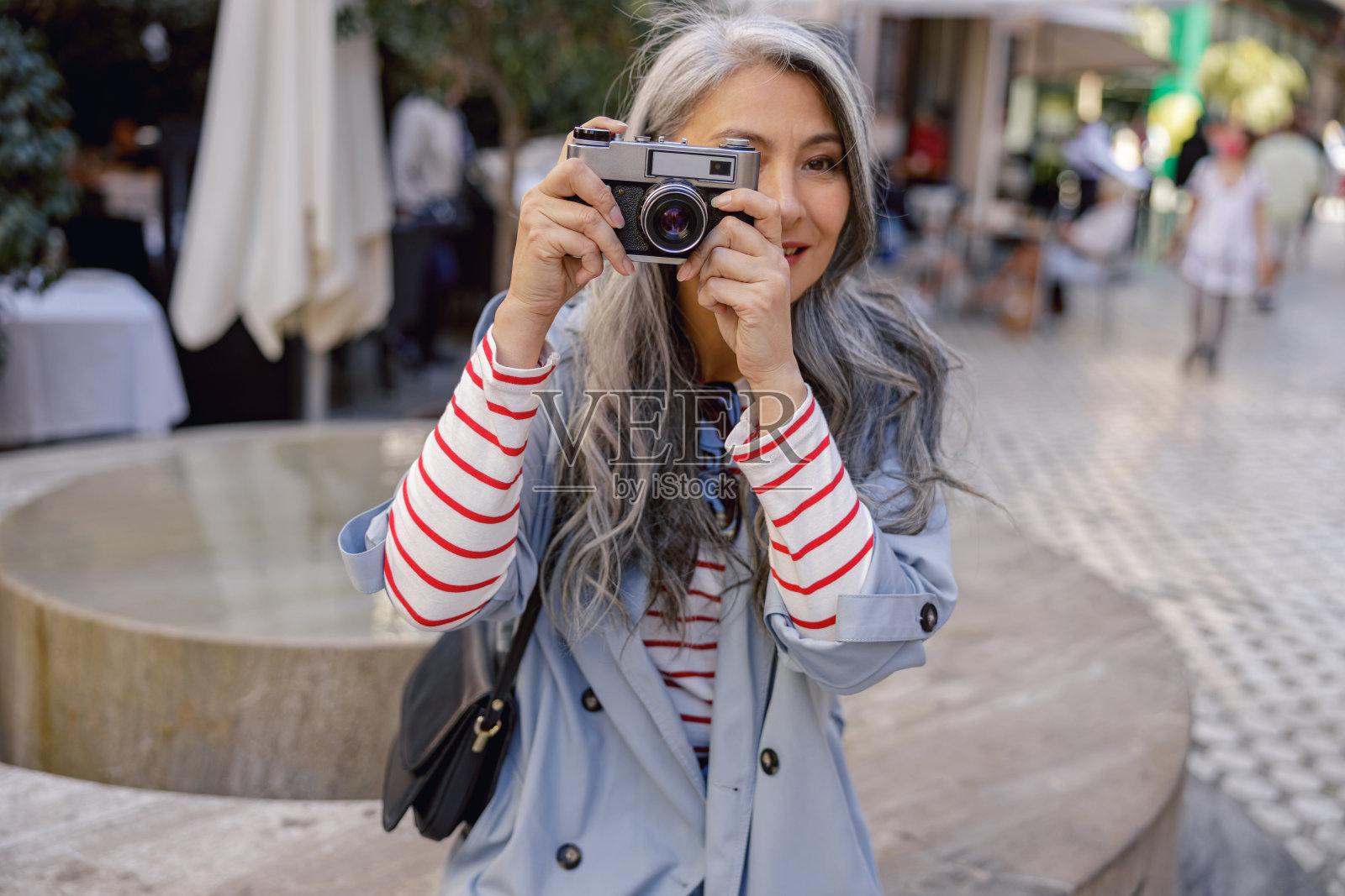 女摄影师在市中心拍照照片摄影图片