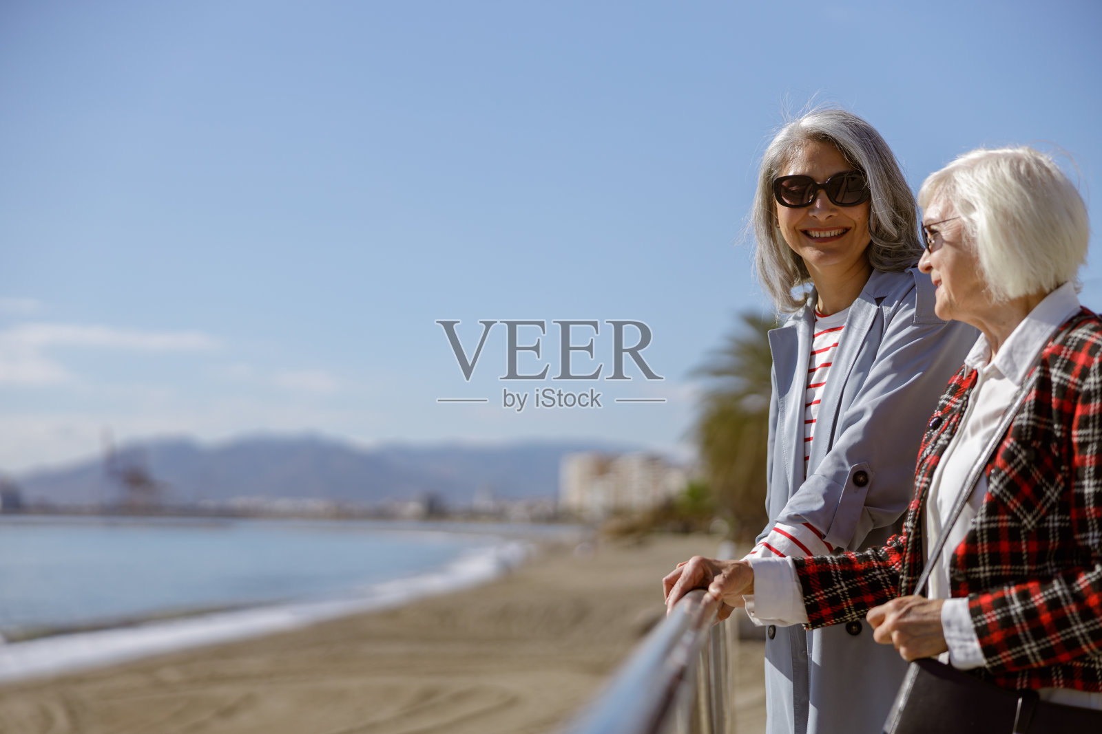 现代成年女性在户外休息的照片照片摄影图片