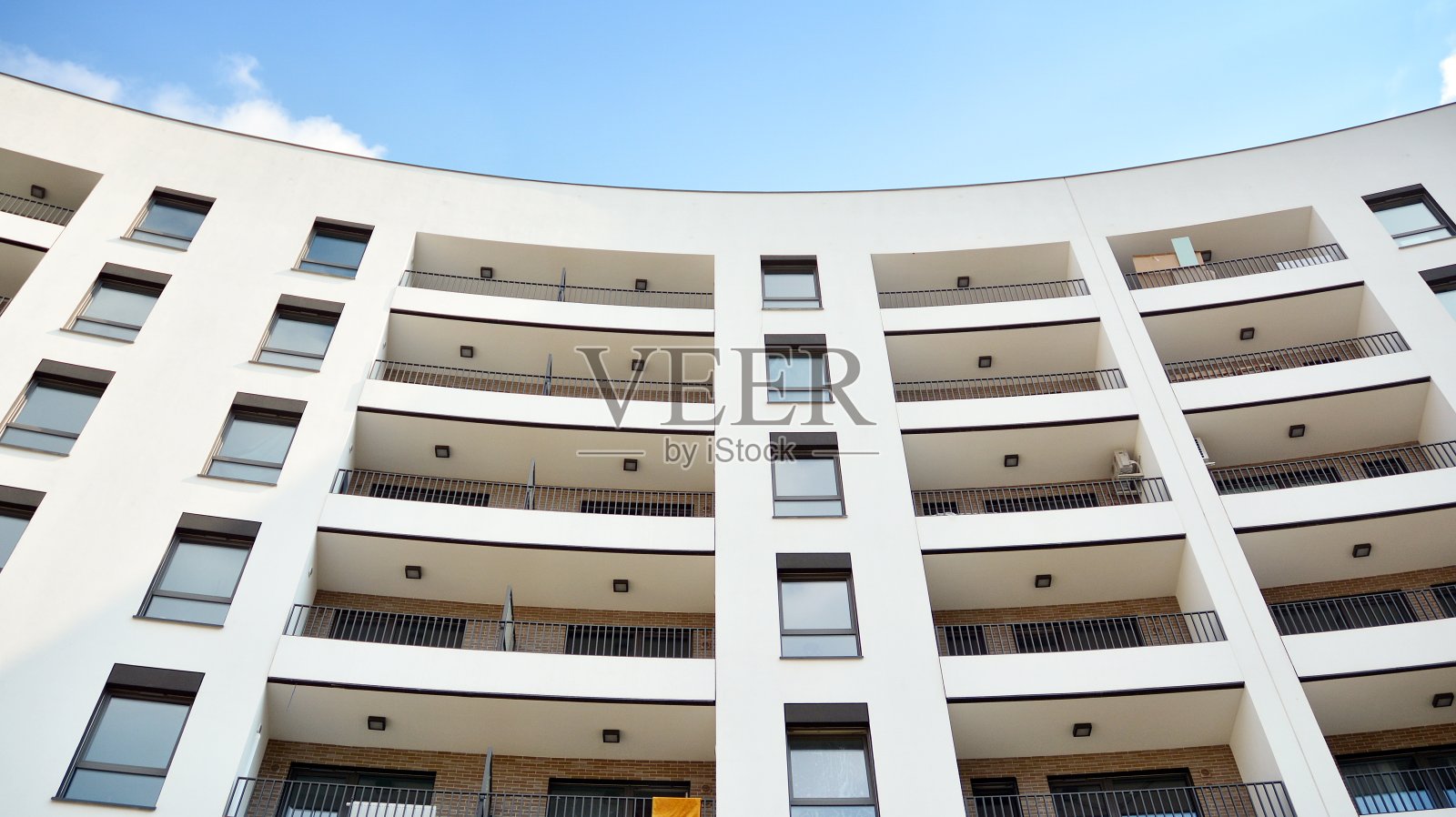 阳光明媚的日子里的现代欧式住宅建筑。新建多层住宅建筑外观。照片摄影图片