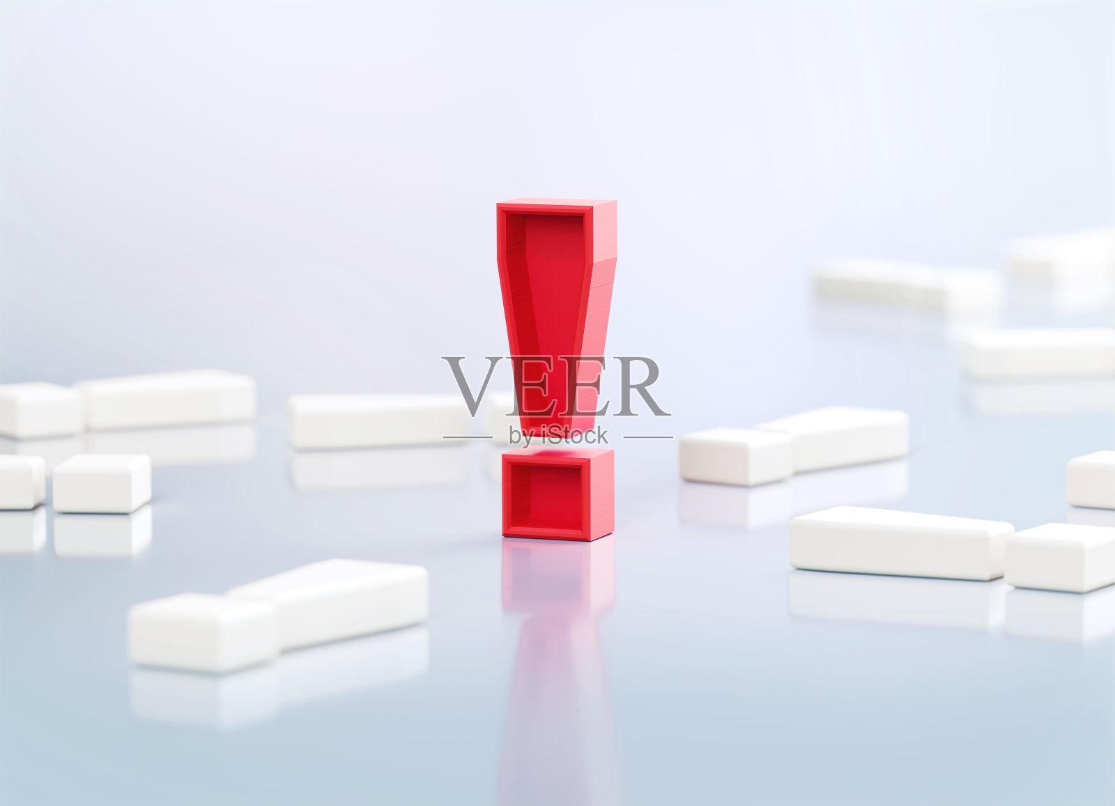 红色感叹号坐在白色感叹号白色反射背景照片摄影图片