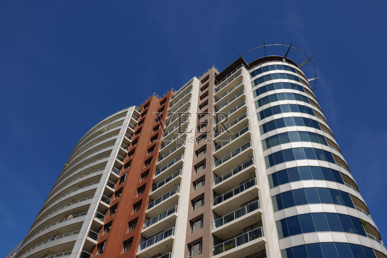 蓝天下的城市建筑的一部分照片摄影图片