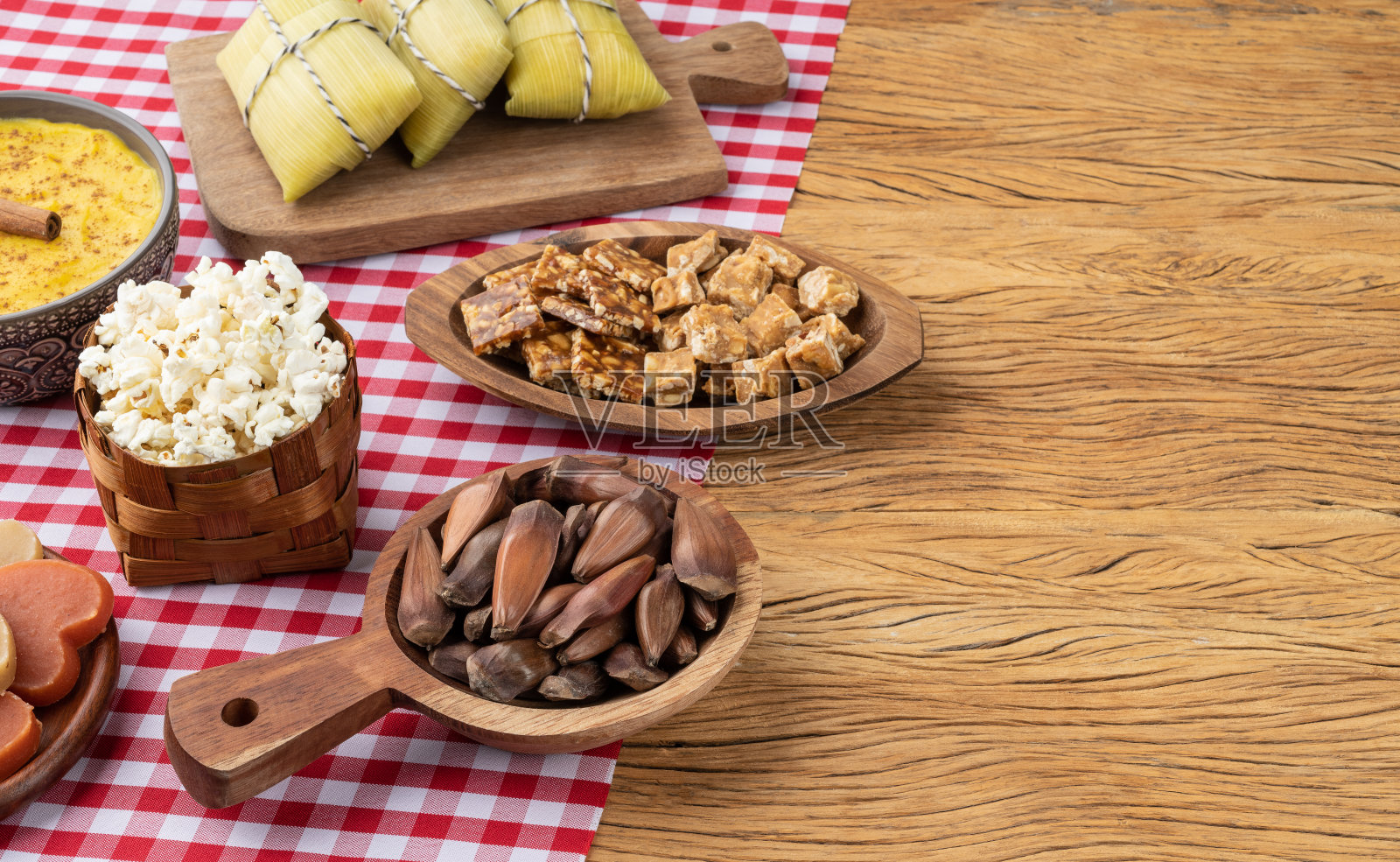 木桌上摆放着典型的巴西六月节日美食。有拷贝空间的节日礼物照片摄影图片