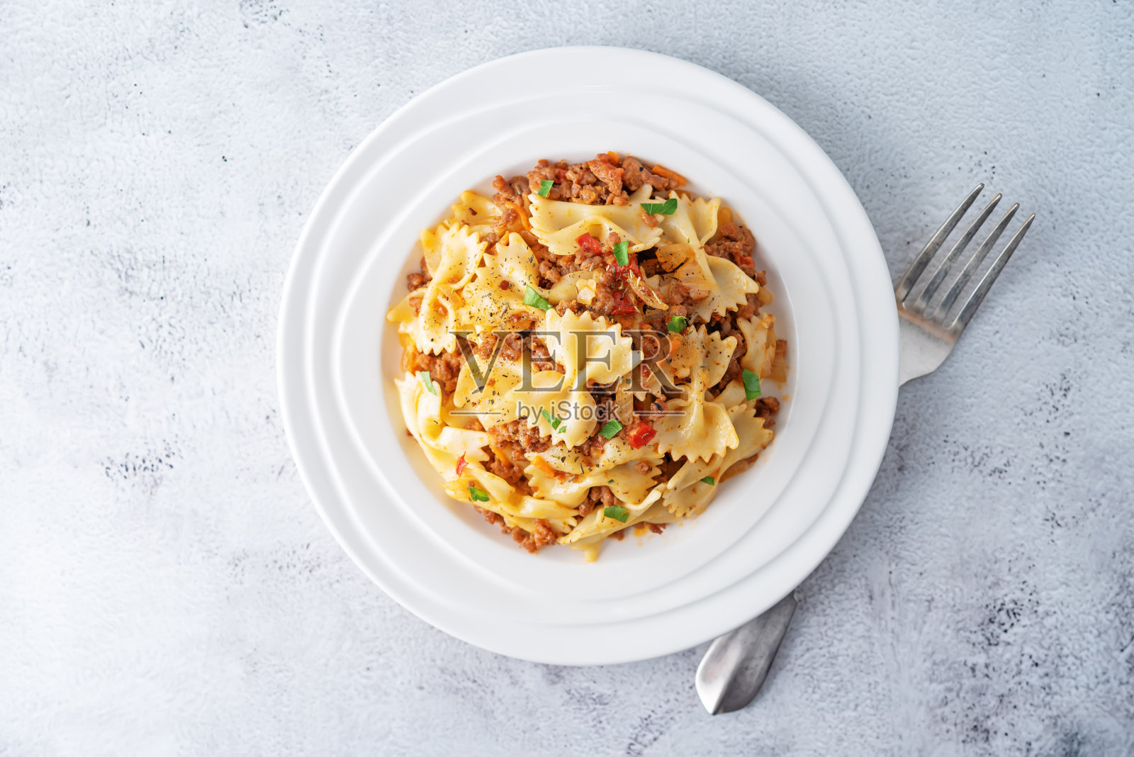 白盘子里的碎牛肉番茄酱意大利面照片摄影图片