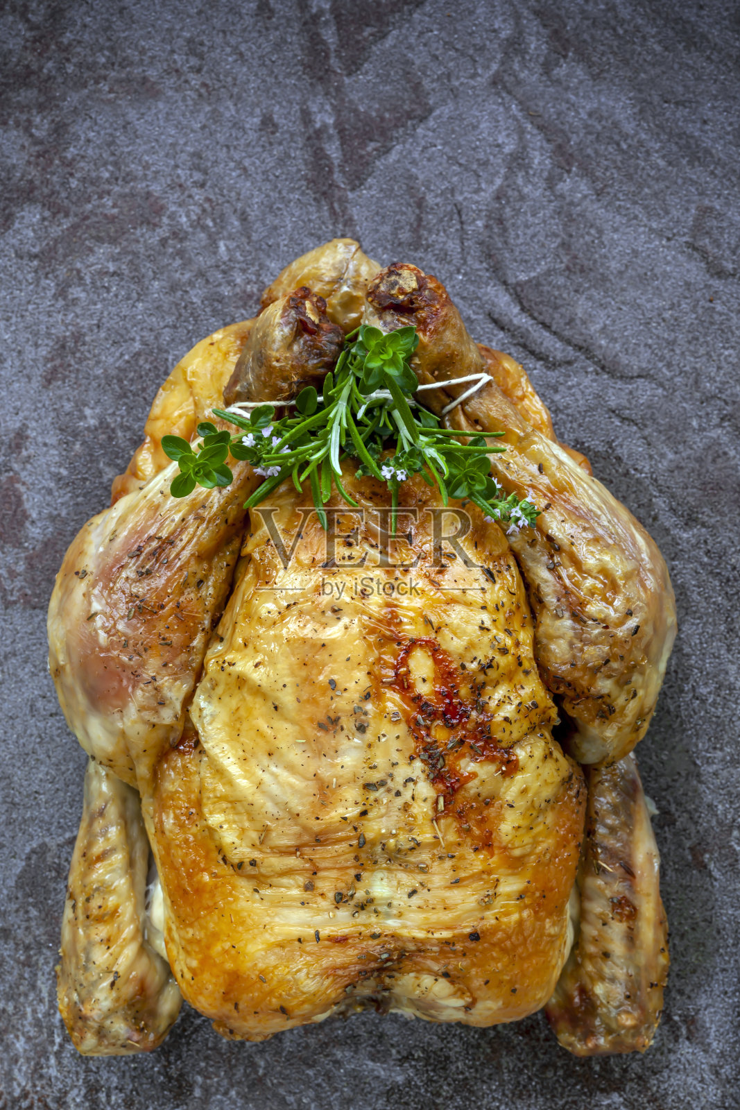 烤鸡整个顶视图石板填满了新鲜的香草照片摄影图片