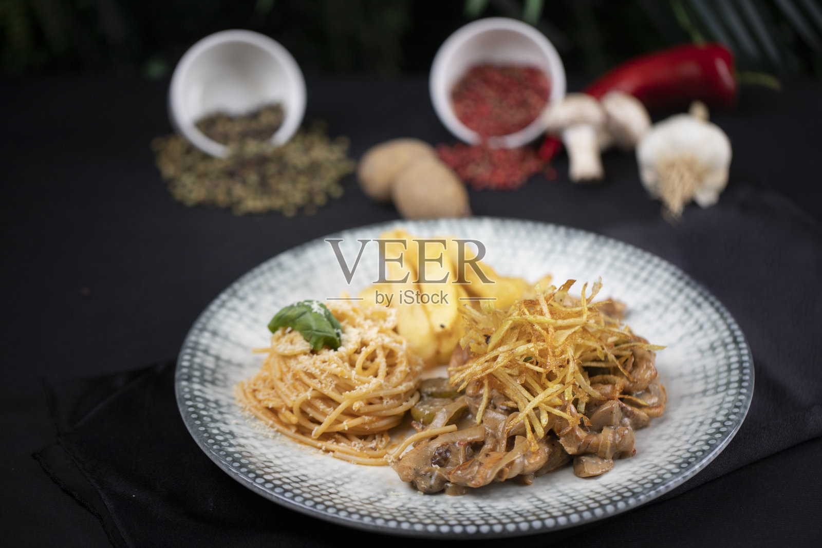 鸡肉面食盘照片摄影图片