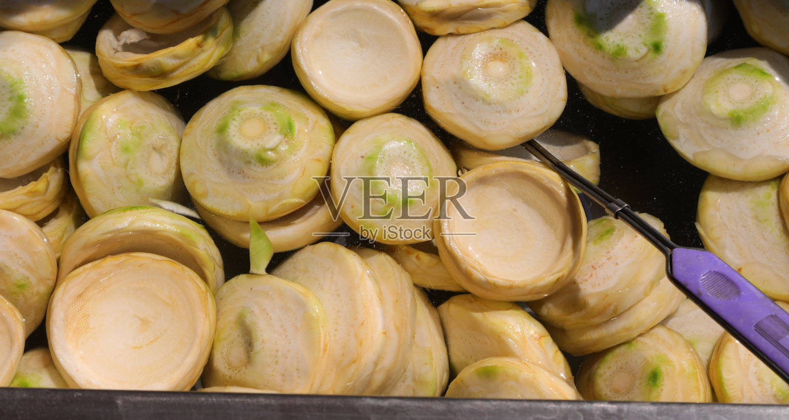 洋蓟泡在盐水里是一道典型的意大利菜照片摄影图片