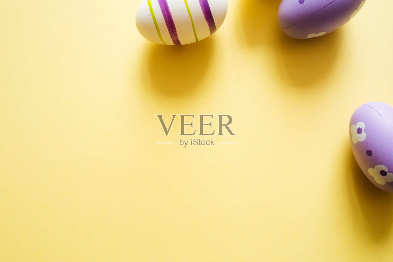 画复活节紫色的蛋与装饰和装饰在黄色浅色蜡笔背景与复制空间照片摄影图片