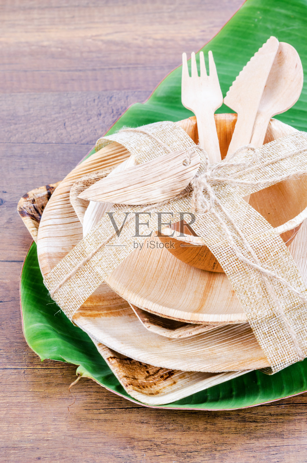 由干槟榔叶棕榈制成的厨房用具，天然材料。照片摄影图片