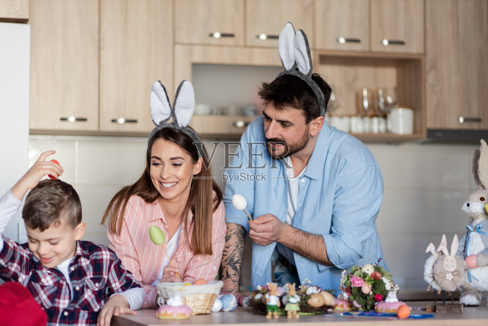 快乐的家庭在家准备复活节照片摄影图片