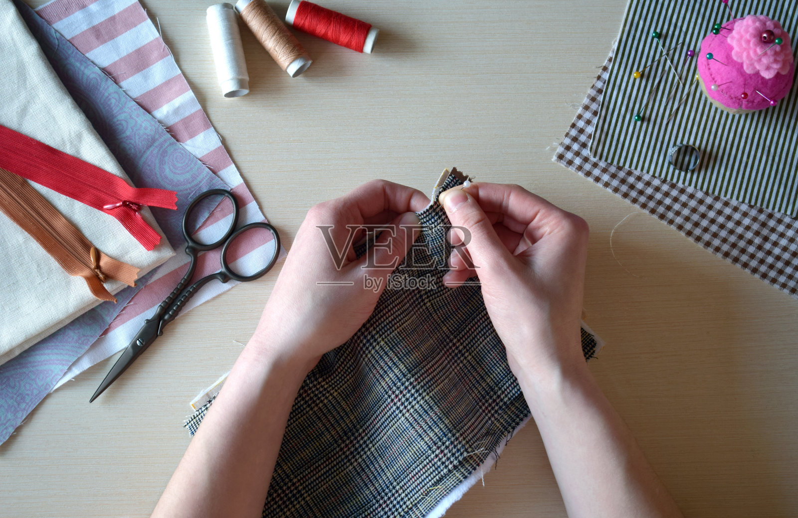 做一个纺织铅笔盒。缝制手工化妆包。一步一步。照片摄影图片