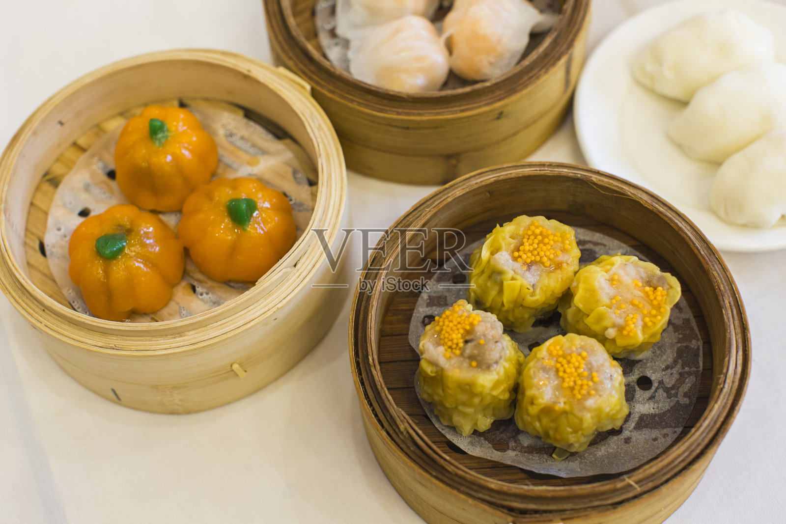 蜀麦点心配虾饺和南瓜糕照片摄影图片