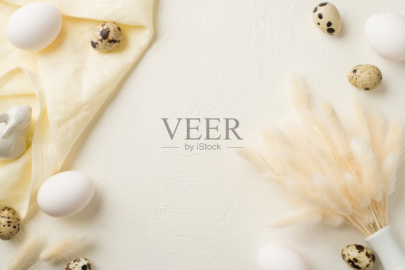 复活节装饰白色花瓶与拉拉格鲁斯花陶瓷兔子复活节蛋和布在孤立的白色背景与空白空间的俯视图照片照片摄影图片