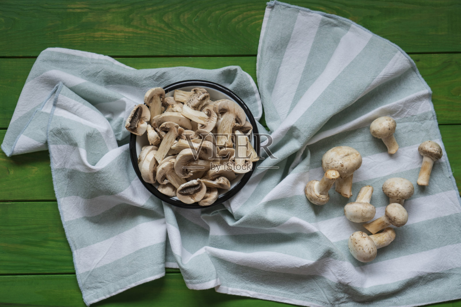 新鲜的全白钮扣菇照片摄影图片