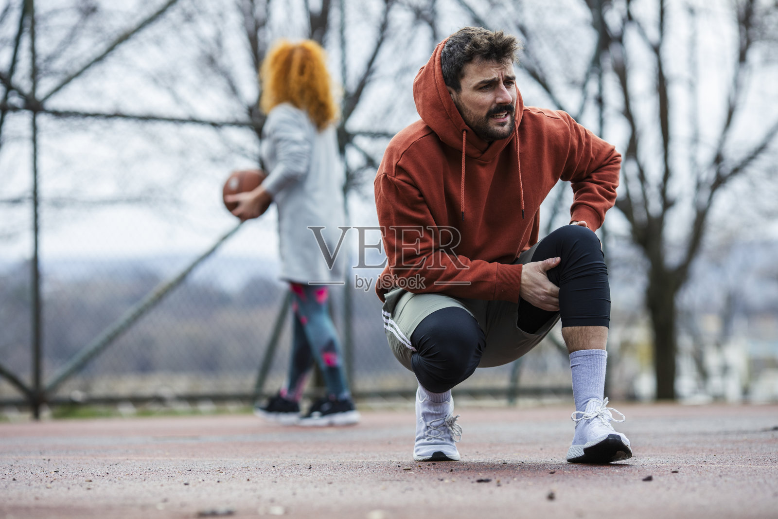 年轻运动员膝盖受伤照片摄影图片