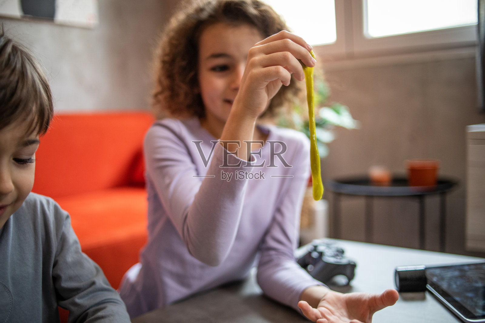 我们俩正赶时髦，为同伴们拍摄一个视频博客照片摄影图片