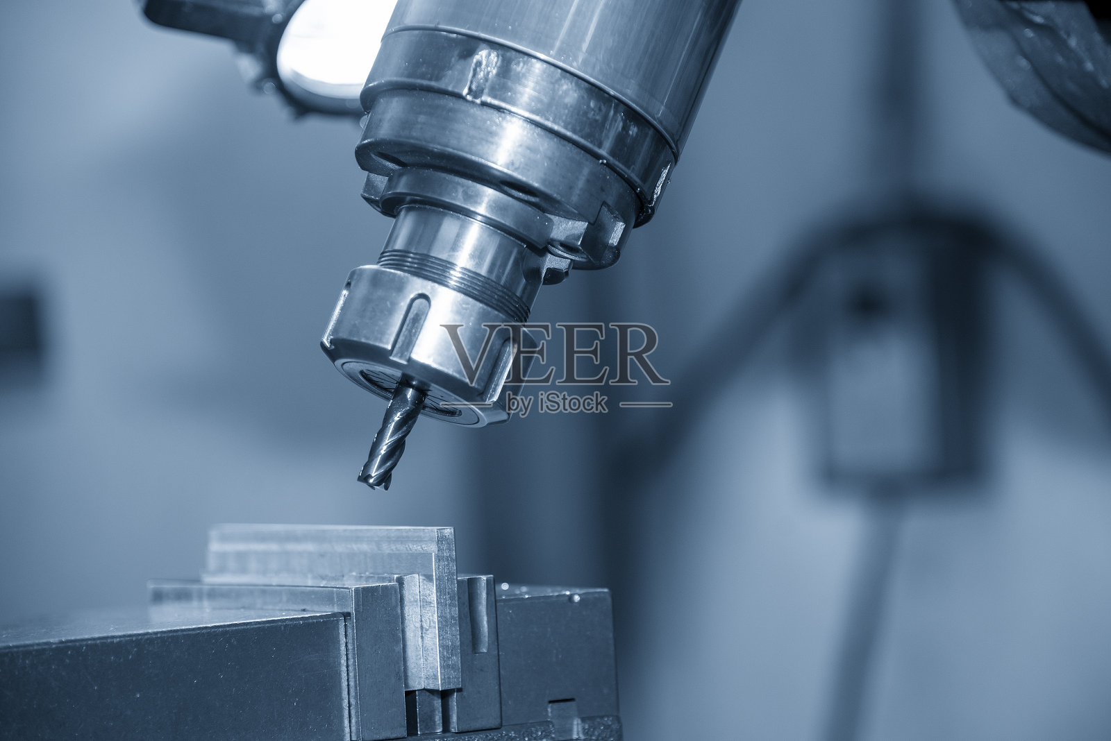 用平面立铣刀对金属板材进行角铣削加工。照片摄影图片