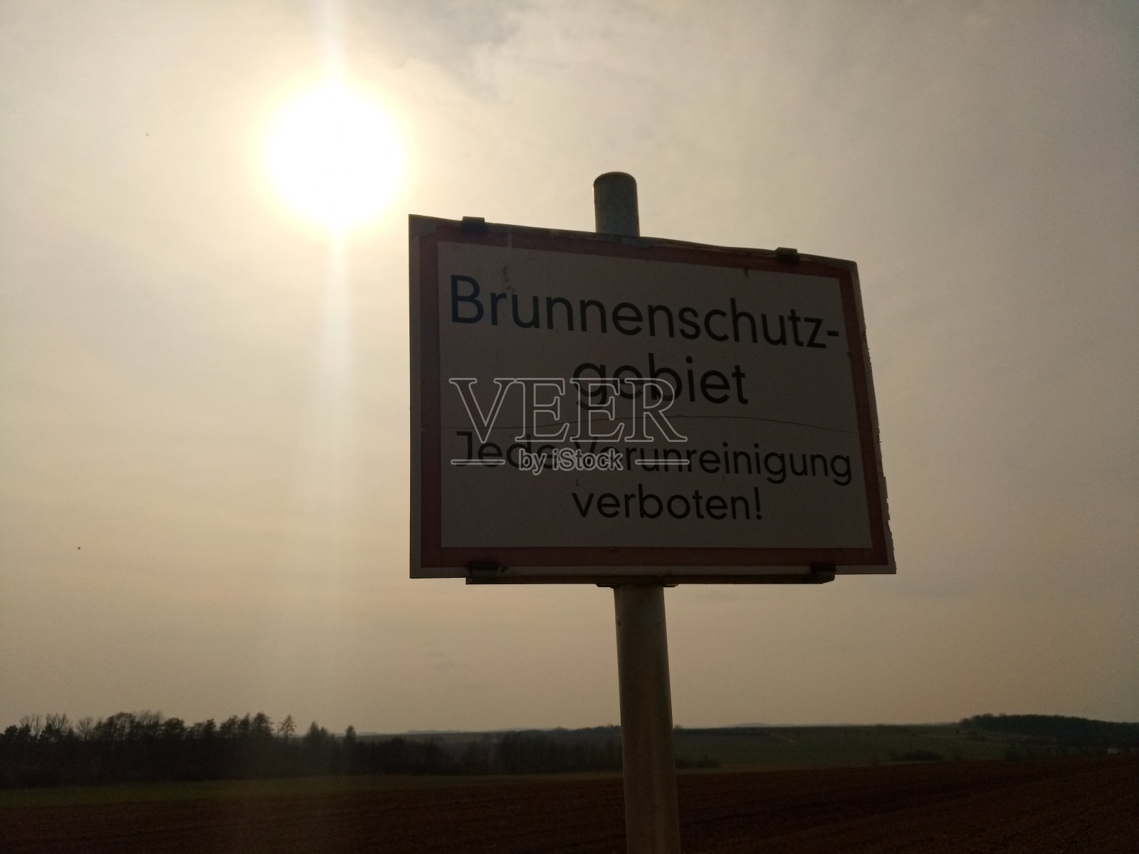 德文标志，铭文为Brunnenschutzgebiet(井保护区)照片摄影图片