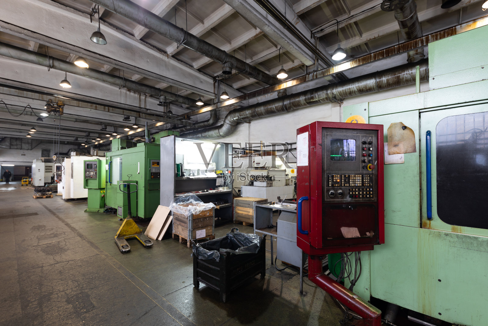 现代汽车制造车间。钢结构工厂。汽车生产厂。工业景观的背景照片摄影图片