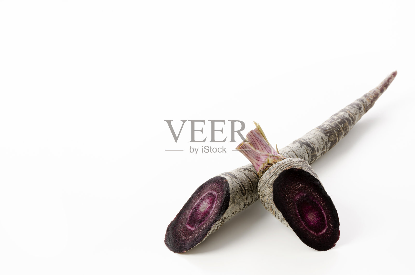 黑色胡萝卜在白色的背景照片摄影图片