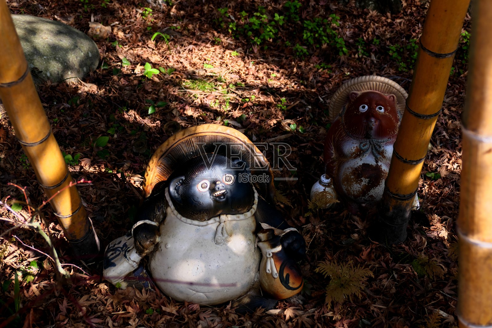 肿胀的小雕像，看起来像在笑照片摄影图片