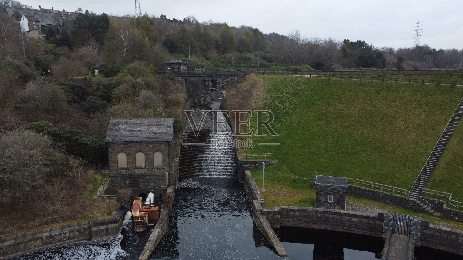 英国德比郡Tintwistle的底部水库，维多利亚时代建筑的鸟瞰图照片摄影图片