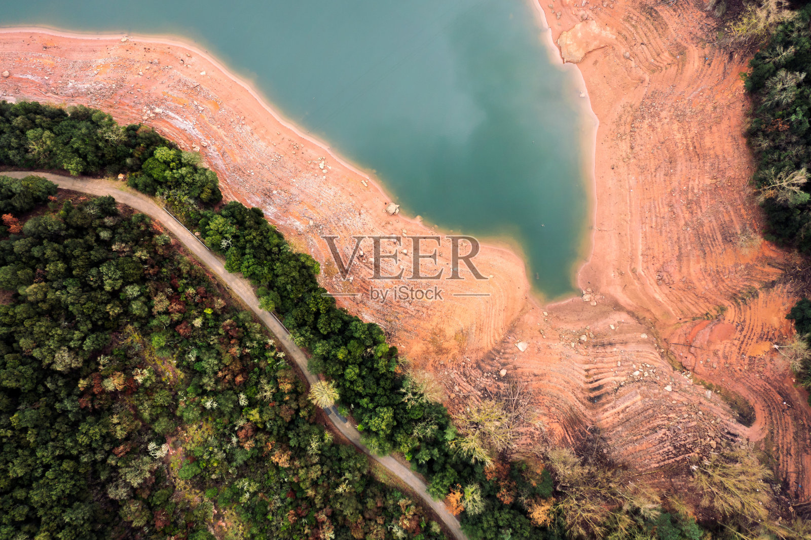 半空水库岸边的俯视图照片摄影图片