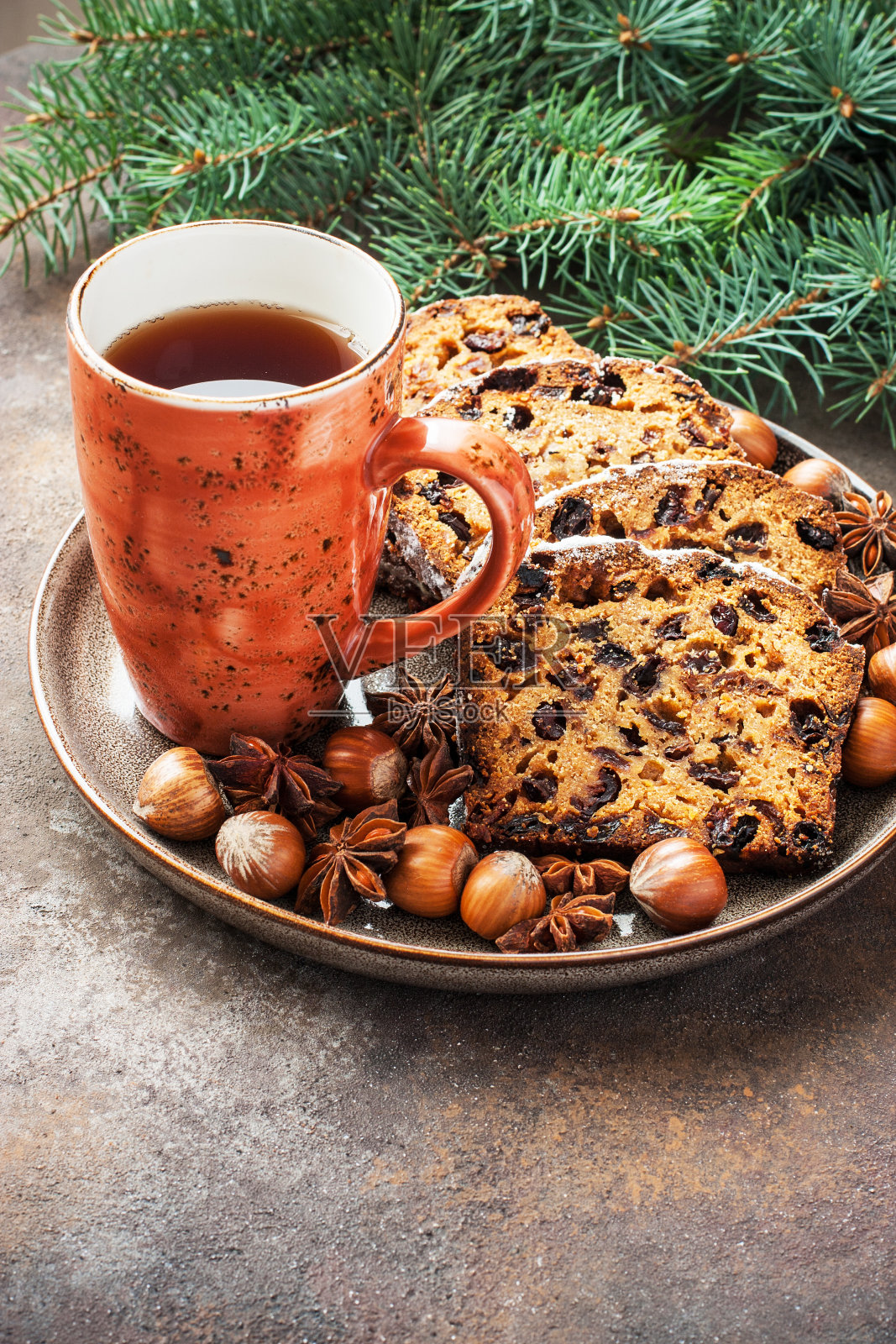用马克杯装着葡萄干蛋糕和茶的圣诞静物照片摄影图片