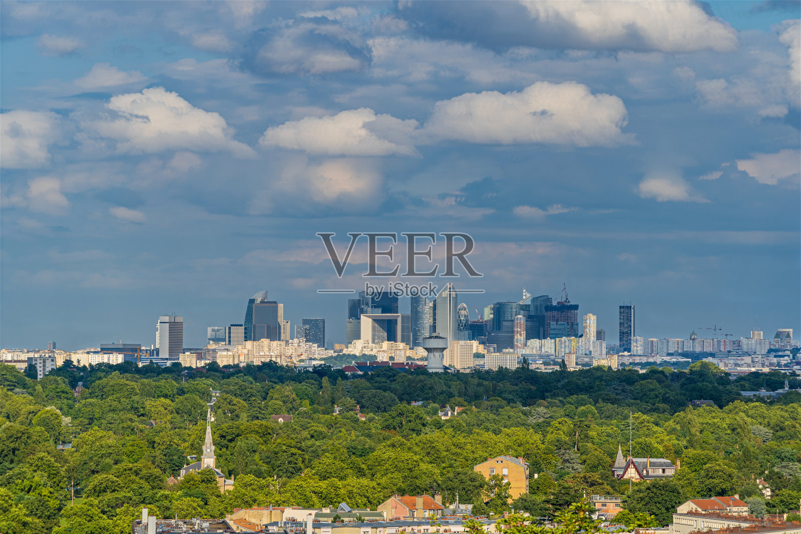 拉德芳斯商业区的天际线，多云的天空和树木照片摄影图片