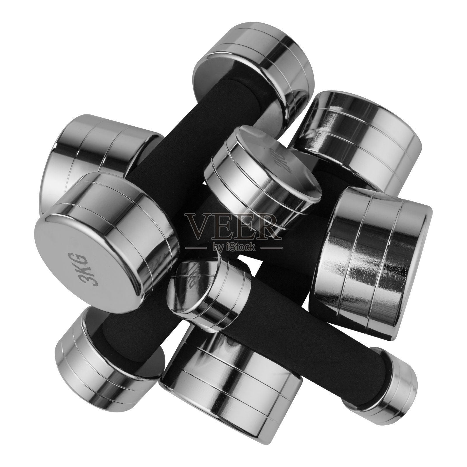 白色背景上，几个有氯丁橡胶把手的铬制哑铃堆在一起照片摄影图片