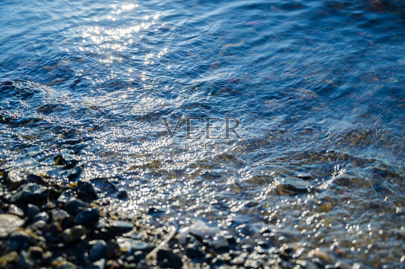 蓝色的海面。照片摄影图片