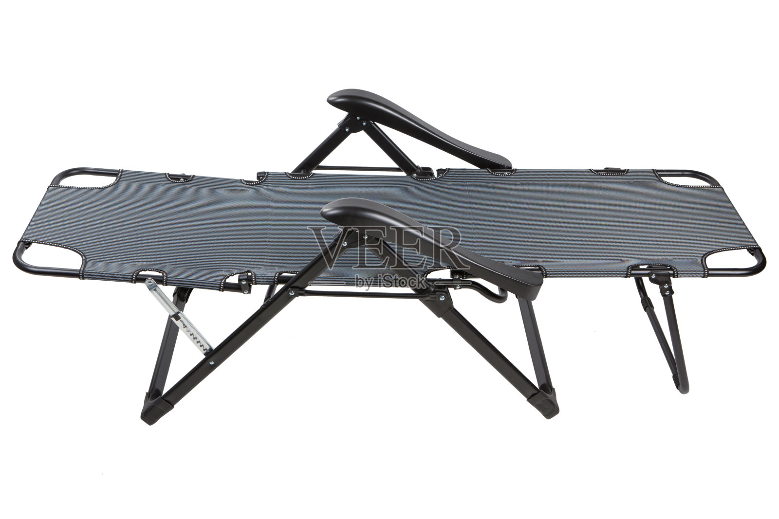 翻盖躺椅与灰色条纹织物，展开，在一个白色的背景照片摄影图片