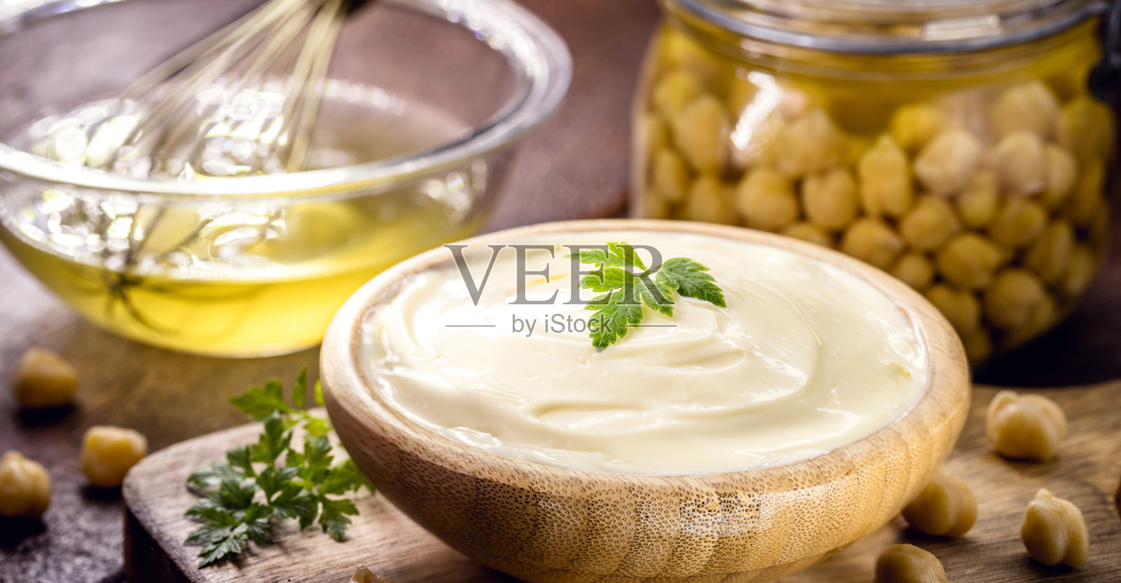 用鹰嘴豆自制的素食蛋黄酱，如何制作aquafaba，无蛋和无麸质食物。照片摄影图片