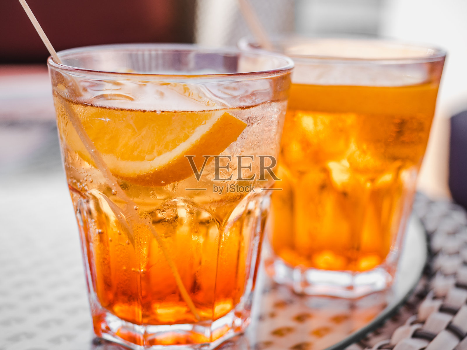 漂亮的杯子，一杯清爽的鸡尾酒，站在吧台上照片摄影图片