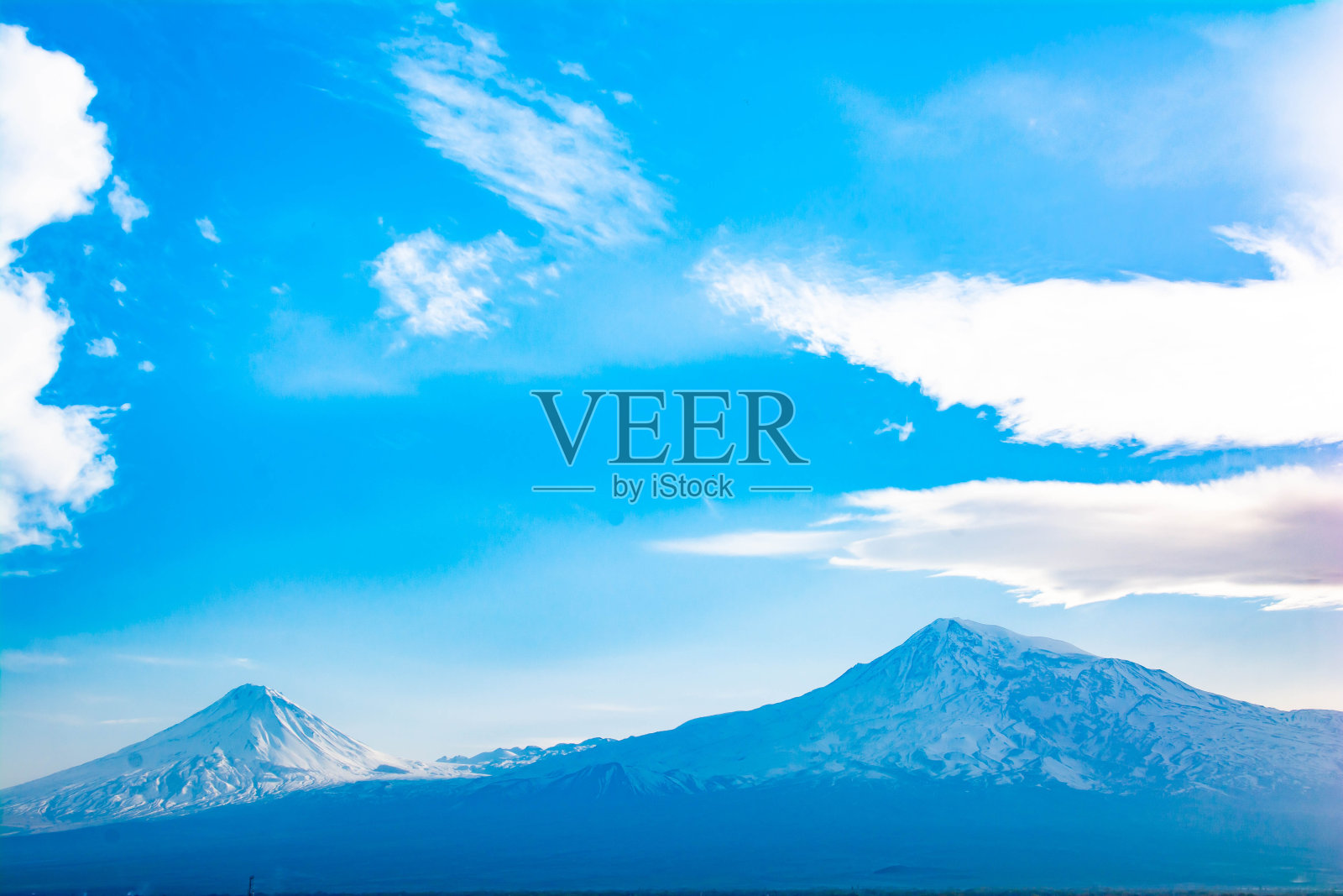 美丽的山峰有两个山峰。阿拉拉特山和蓝色多云的天空照片摄影图片