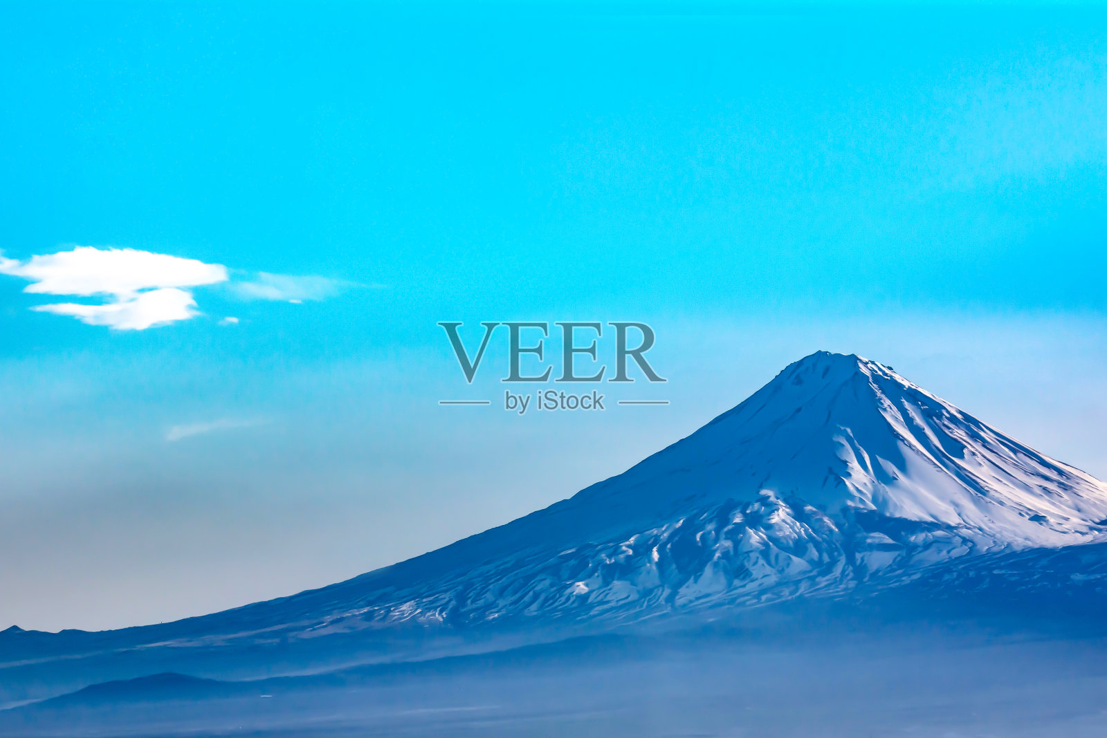 美丽的雪山。山峰和蓝天照片摄影图片