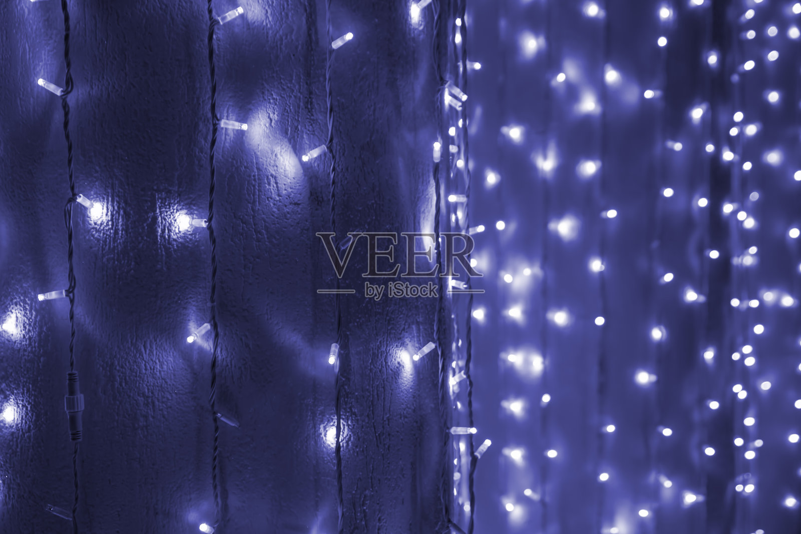 背景模糊抽象的彩灯和装饰。散景街灯的纹理照片摄影图片