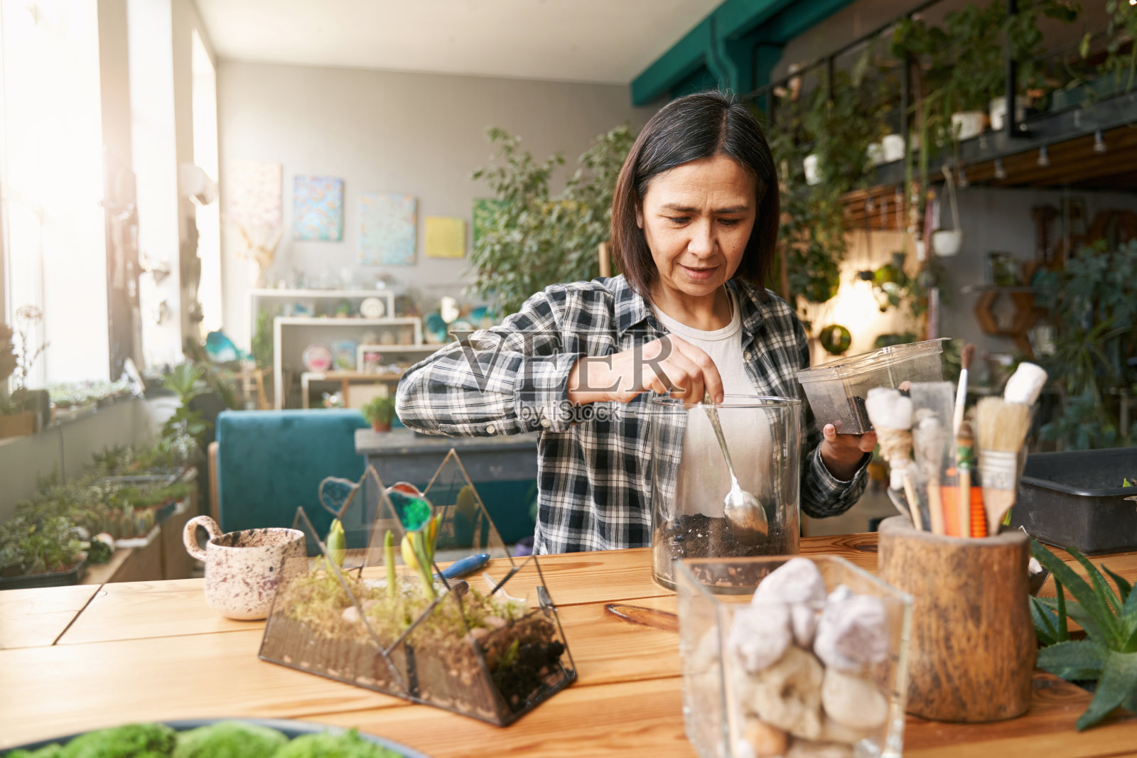 成年女性用鲜花制作设计师艺术品照片摄影图片