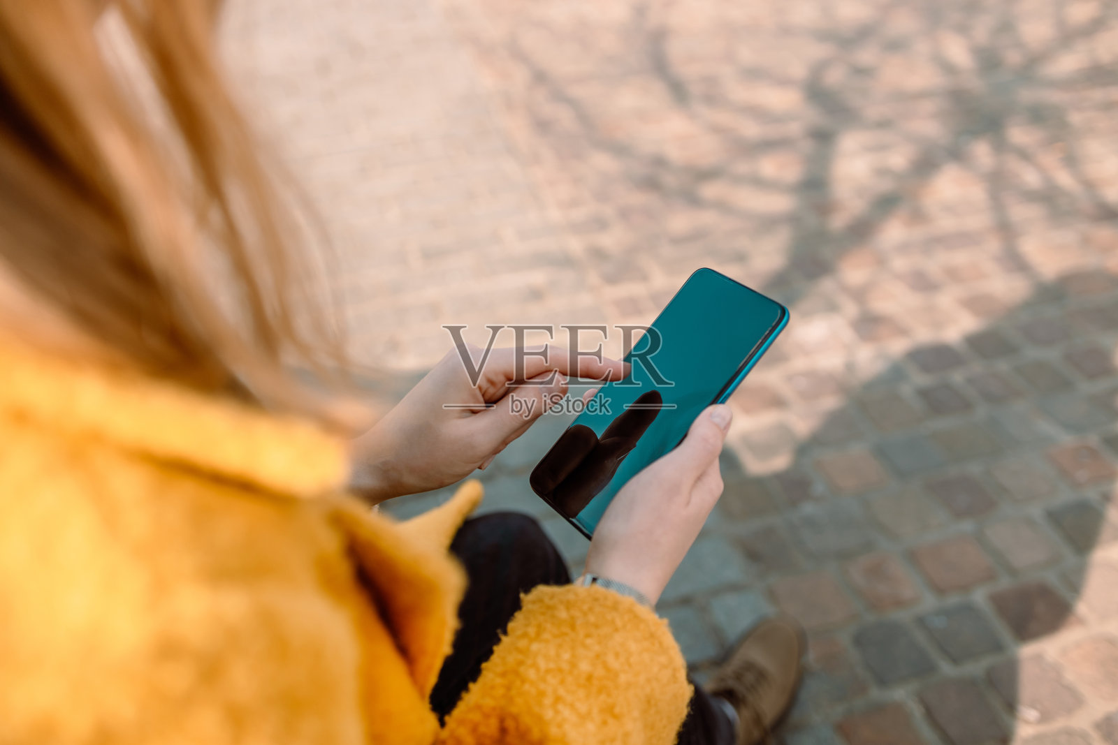 女人用手打手机。特写的女性手握手机拷贝空间屏幕照片摄影图片