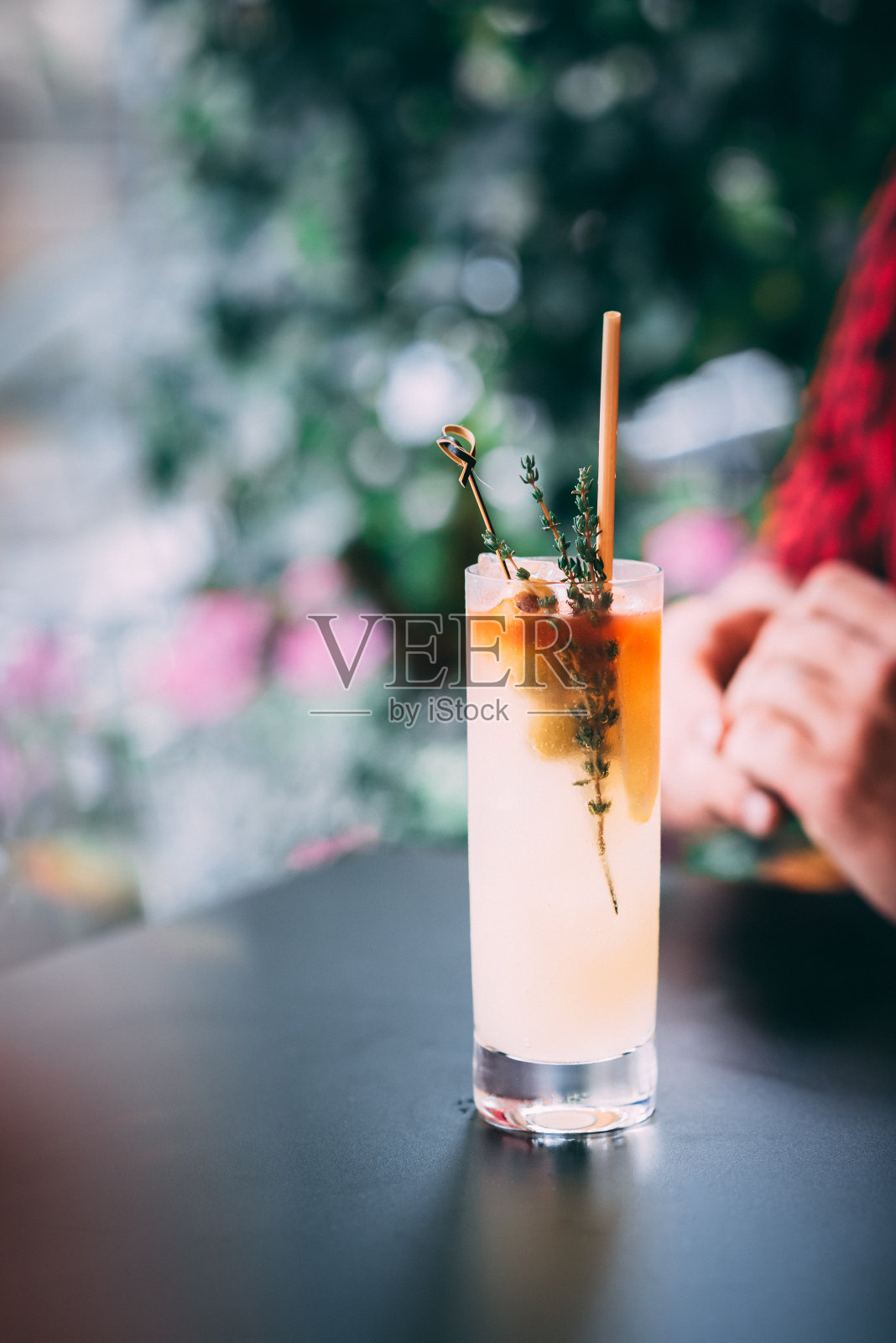 男人装饰的鸡尾酒hel照片摄影图片