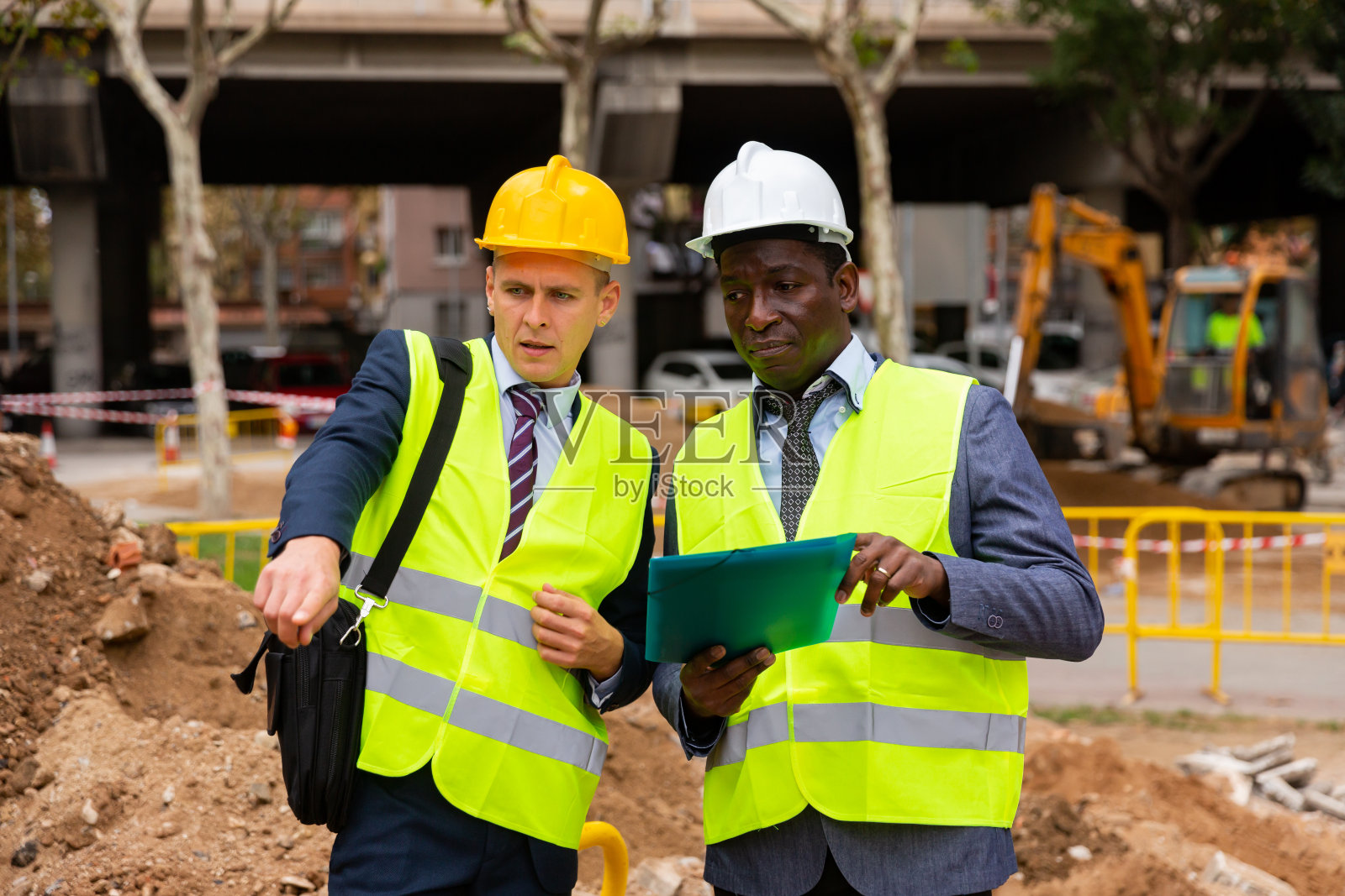 建筑师告诉工程师在哪里挖沟铺设管道照片摄影图片