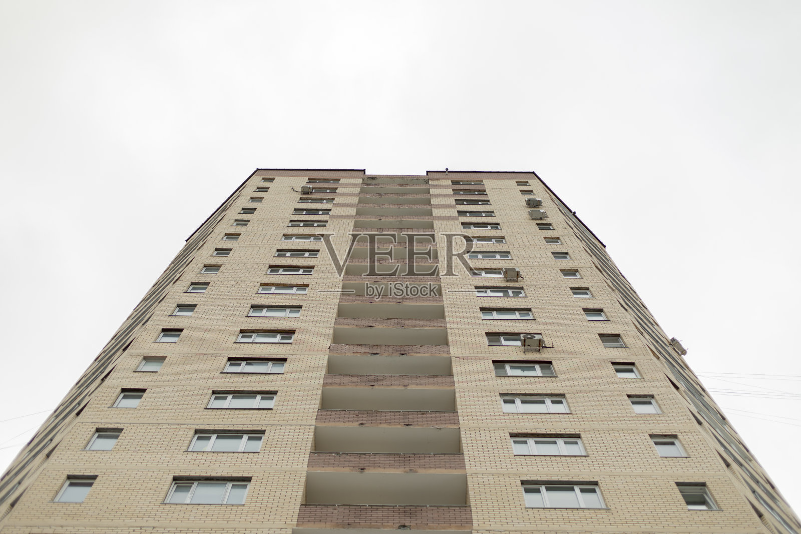 高大的建筑。城市发展。从下至上的房子。窗户行。照片摄影图片