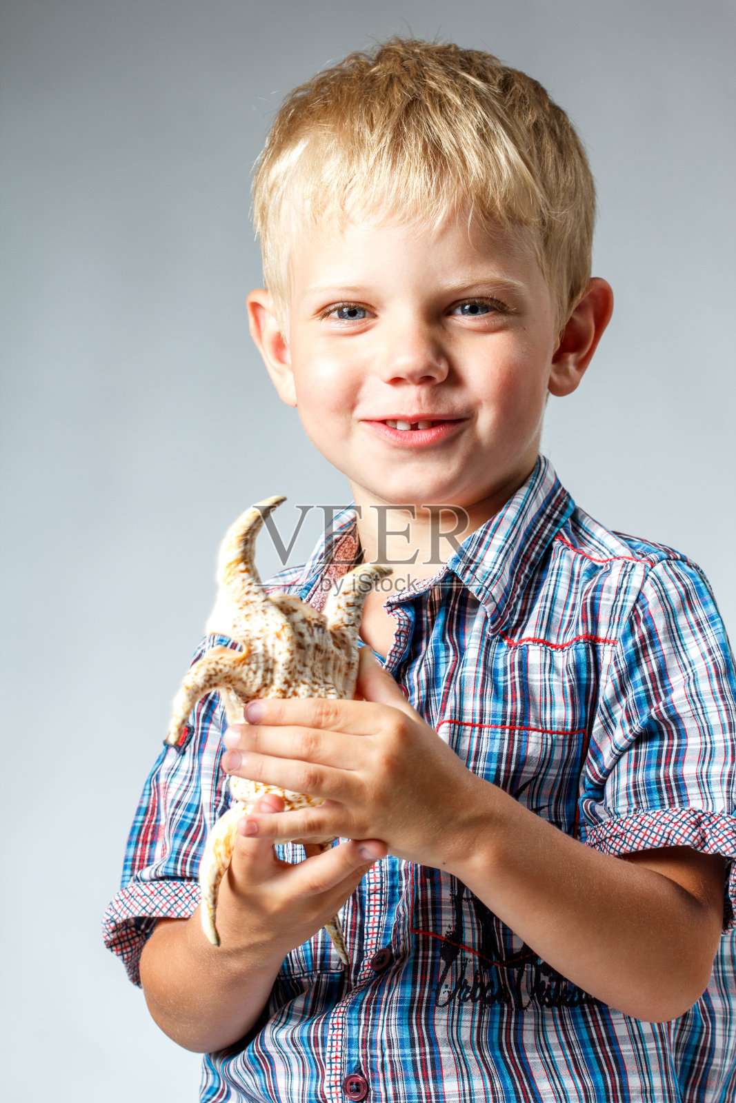 可爱的男孩，穿着衬衫，戴着帽子，留着胡子照片摄影图片