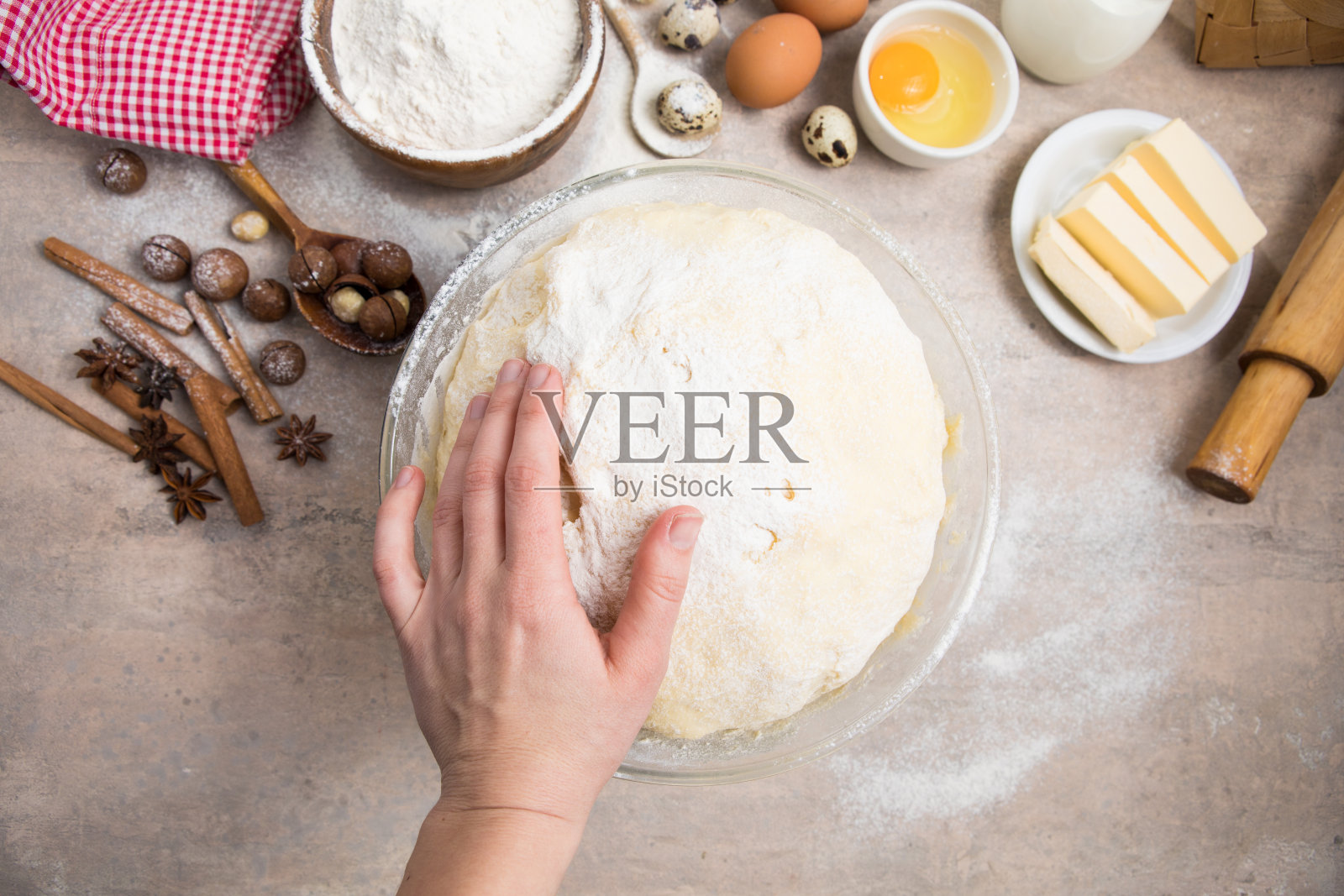 把面粉和厨房用具、烤盘、擀面杖和鸡蛋放在桌子上。烘烤、烹饪概念。厨师在做面包和姜饼饼干。厨师揉面并擀面。照片摄影图片